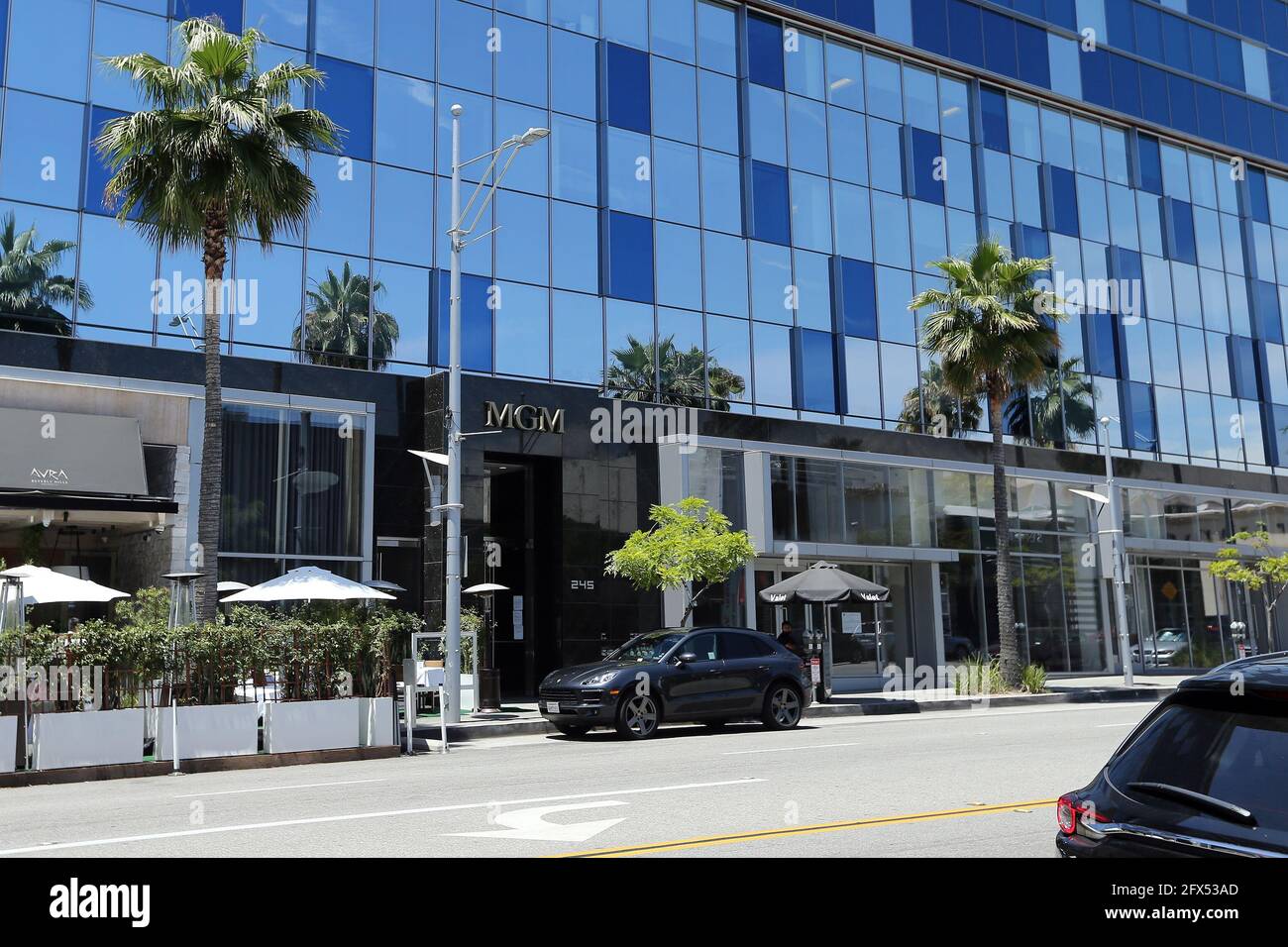 Beverly Hills, Usa. Mai 2021. Blick auf das MGM Studios Building in Beverly Hills, als bekannt gegeben wurde, dass Amazon sich einem Deal nähert, um MGM Studios für zwischen 8,5 Milliarden und 9 Milliarden zu kaufen. 25. Mai 2021 in Beverly Hills, California, USA. (Foto: Art Garcia/Sipa USA) Quelle: SIPA USA/Alamy Live News Stockfoto
