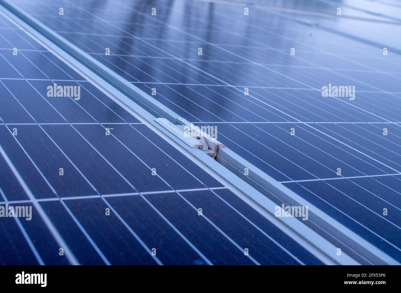 Solarstromerzeugung durch Sonnenkollektoren als Texture oder Hintergrund Stockfoto