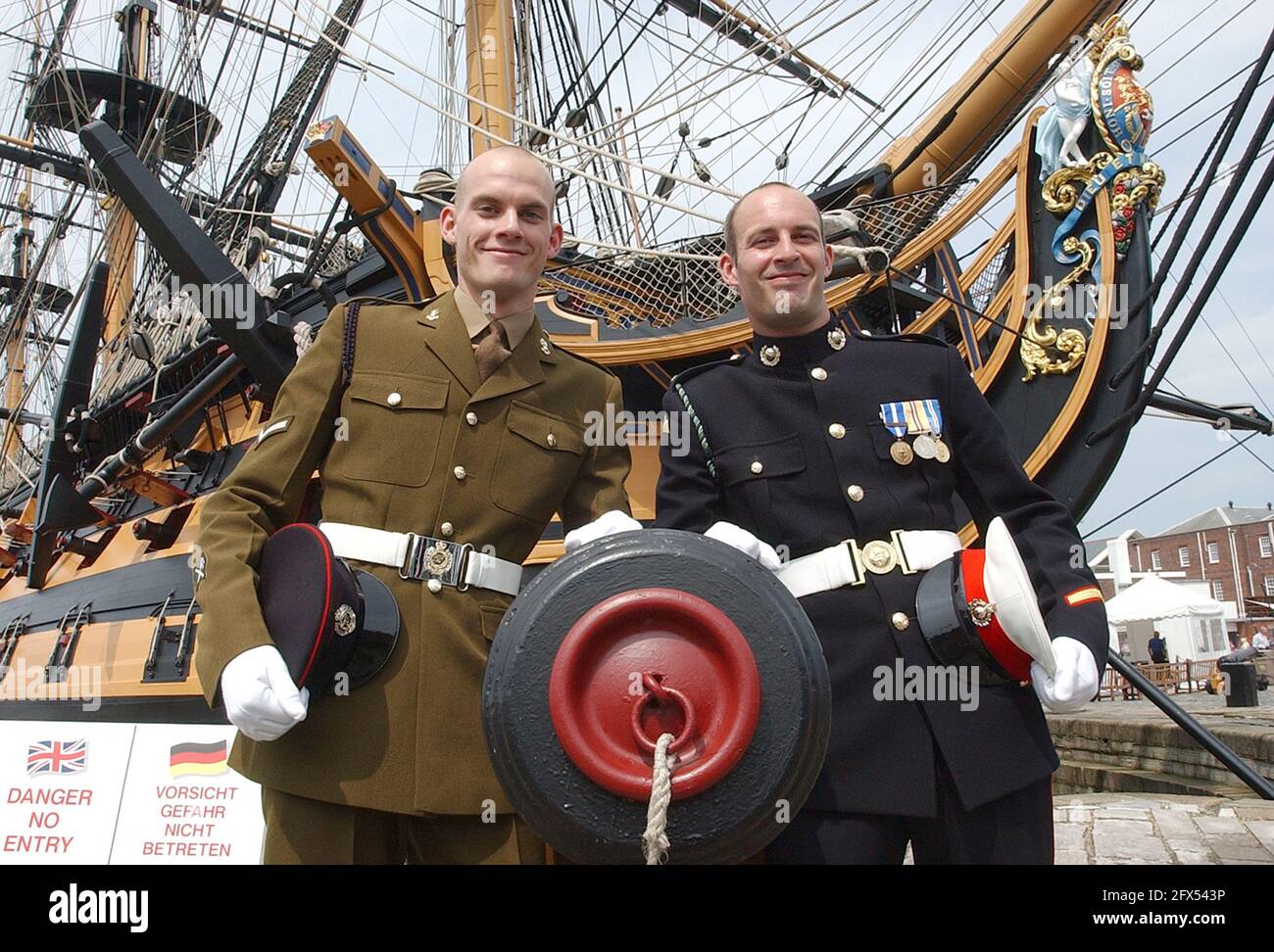 DIREKTE NACHKOMMEN VON LORD NELSON BESUCHEN HMS VICTORY IM RAHMEN DER TRAFALGAR 200-FEIERLICHKEITEN. DIE BRÜDER ROYAL MARINE CRAIG NELSON UND LANCE-KORPORAL BRETT NELSON, 6. GROSSE NEFFEN DES HEROISCHEN ADMIRALS, KAMEN ZU ANDEREN GÄSTEN ZUM ABENDESSEN AN BORD VON THEHMS VICTORY. PIC MIKE WALKER, 2005 Stockfoto