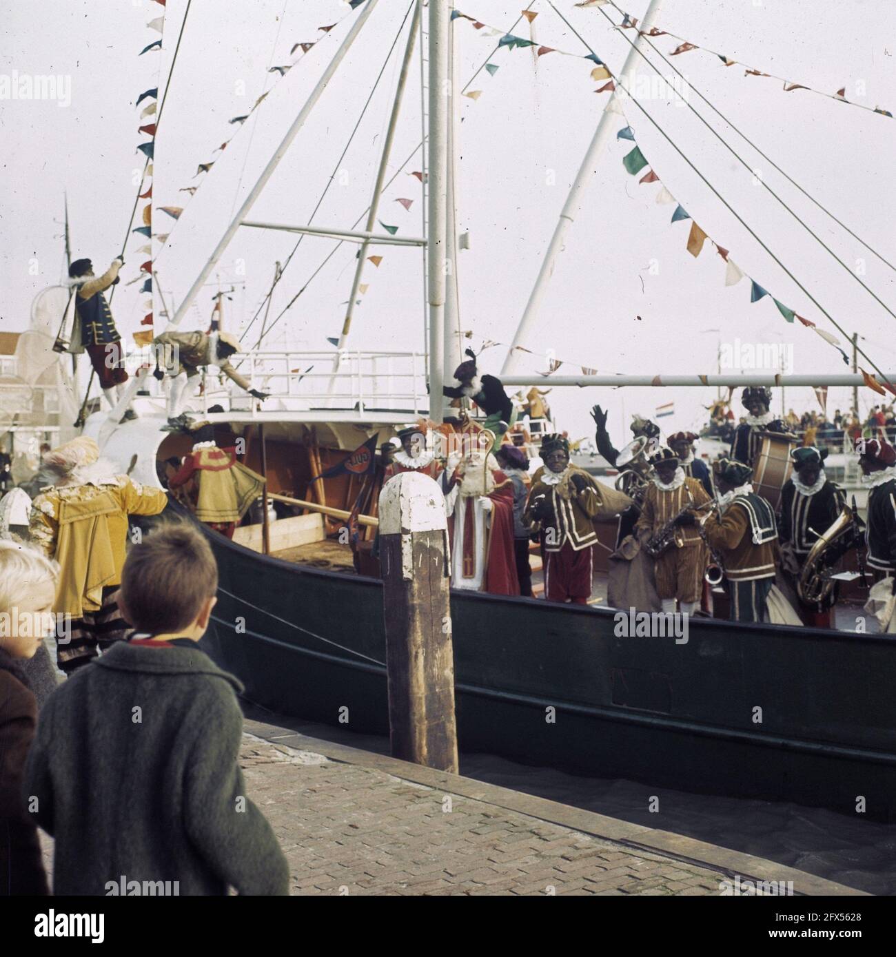 Ankunft Sinterklaas in Volendam; Sint und Piet mit Mies Bouwman, 14. November 1970, ANZEIGEN, Niederlande, 20. Jahrhundert Presseagentur Foto, Nachrichten zu erinnern, Dokumentarfilm, historische Fotografie 1945-1990, visuelle Geschichten, Menschliche Geschichte des zwanzigsten Jahrhunderts, Momente in der Zeit festzuhalten Stockfoto