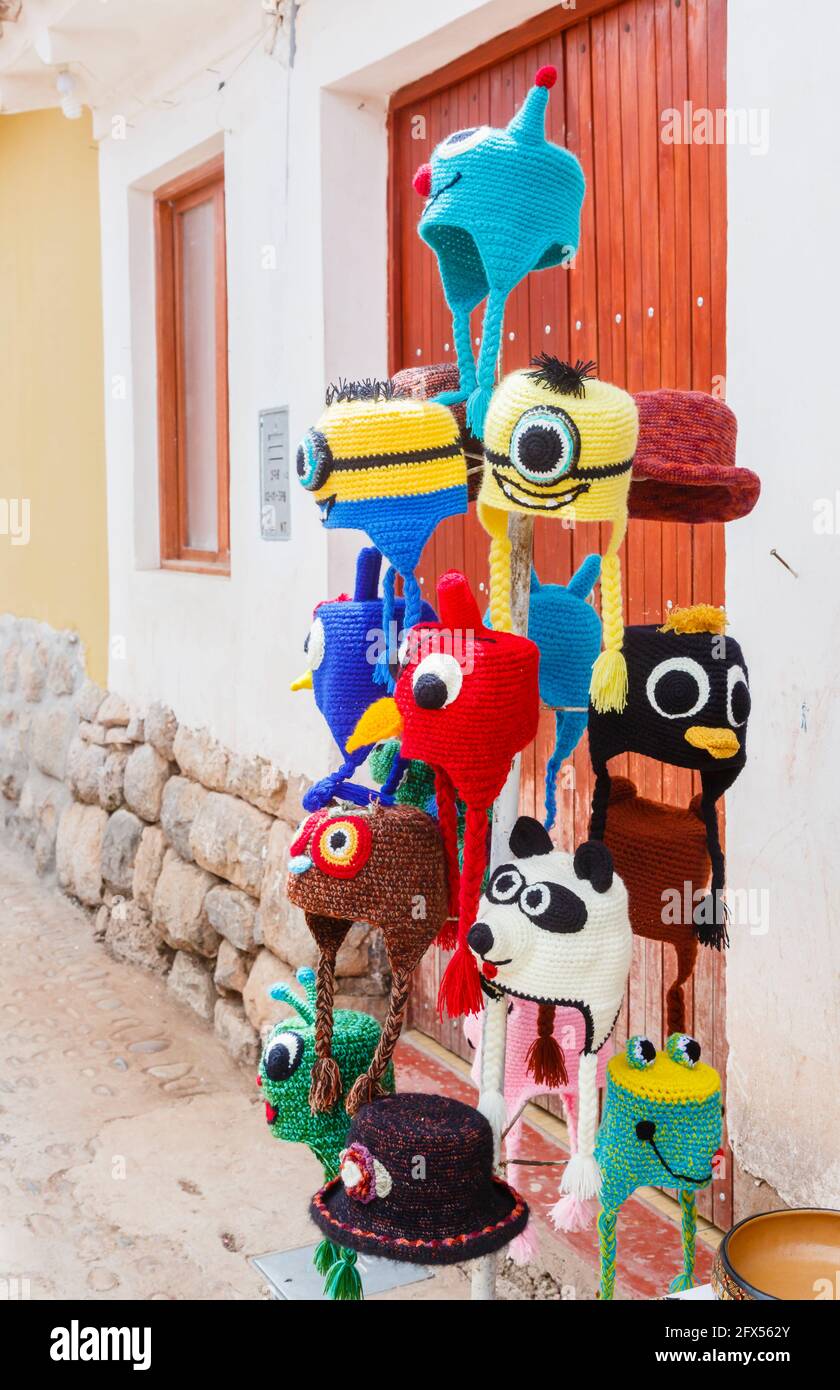 Eine Ausstellung farbenfroher gestrickter Souvenir-Hüte zum Verkauf in Chinchero, einem rustikalen Andendorf im Heiligen Tal, Provinz Urubamba, Region Cusco, Peru Stockfoto
