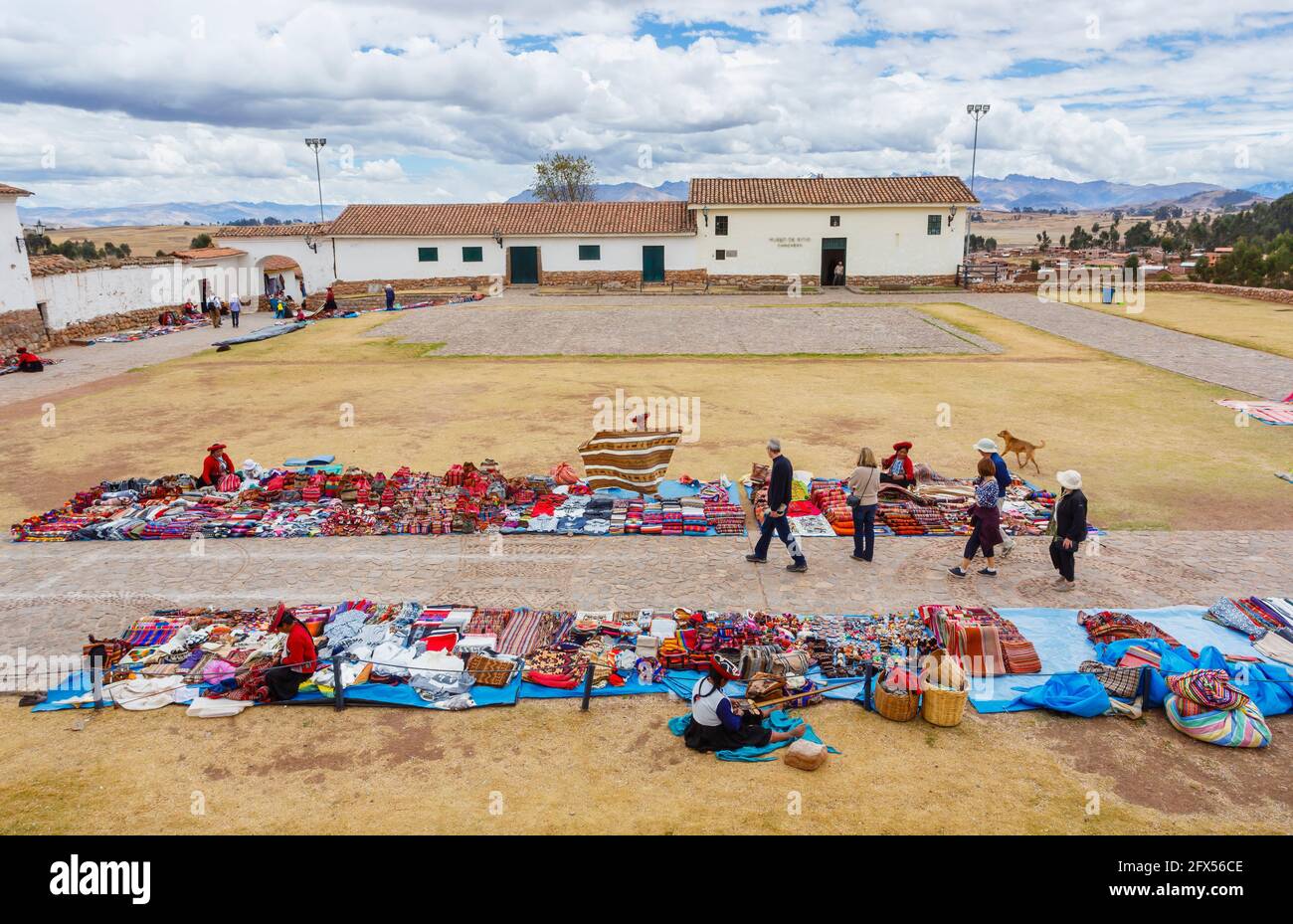 Outdoor Textil- und Souvenirmarkt auf dem Stadtplatz von Chinchero, einem rustikalen Andendorf im Heiligen Tal, Urubamba, Cusco Region, Peru Stockfoto