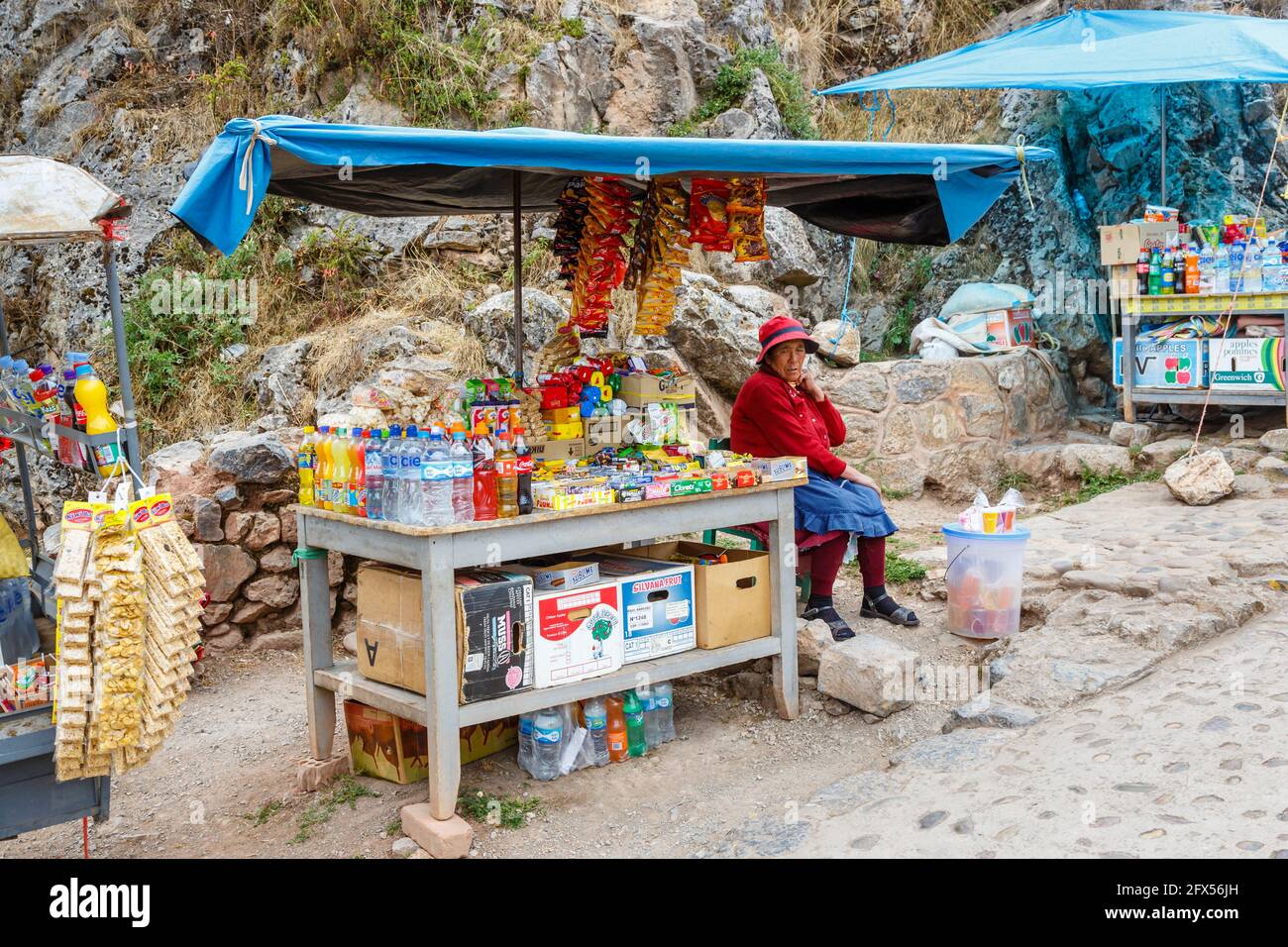 Ältere weibliche Stallholderin und Imbissstand in Chinchero, einem kleinen rustikalen Dorf der Anden im Heiligen Tal, Provinz Urubamba, Region Cusco, Peru Stockfoto