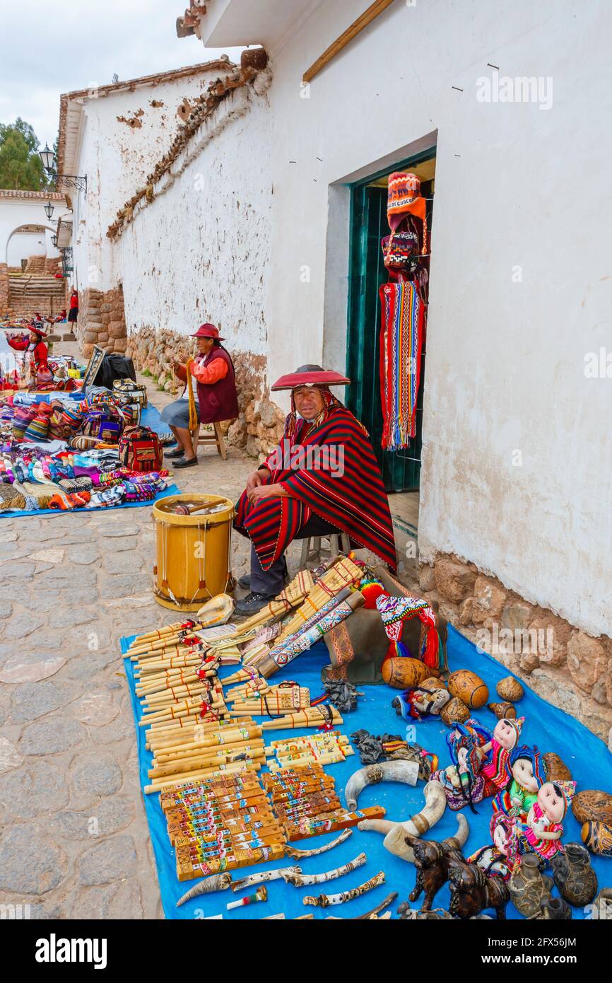 Ein Ladenbesitzer, der Musikinstrumente als Souvenirs verkauft, befindet sich in Chinchero, einem rustikalen Andendorf im Heiligen Tal, Provinz Urubamba, Region Cusco, Peru Stockfoto