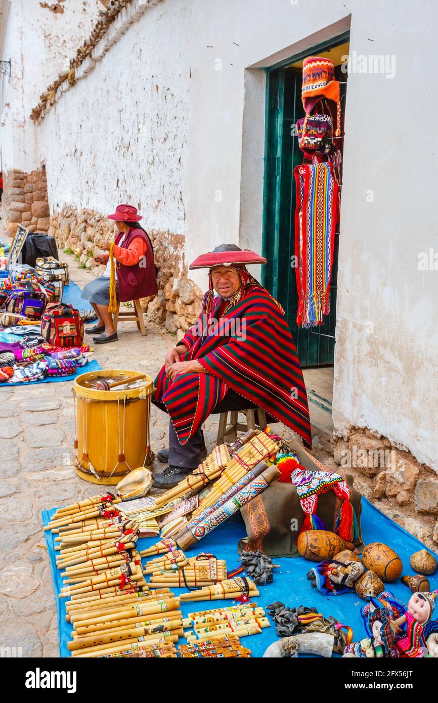 Ein Ladenbesitzer, der Musikinstrumente als Souvenirs verkauft, befindet sich in Chinchero, einem rustikalen Andendorf im Heiligen Tal, Provinz Urubamba, Region Cusco, Peru Stockfoto