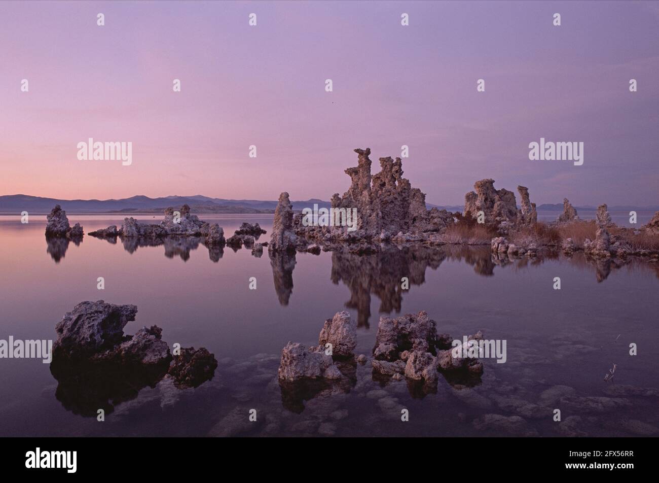 Mono Lake in der Abenddämmerung in den Bergen der Sierra Nevada nordkalifornien Stockfoto