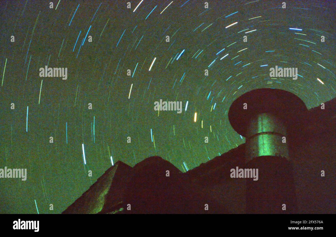 Cielo notturno in Ligurien, tetto con camino in Primo oiano Stockfoto