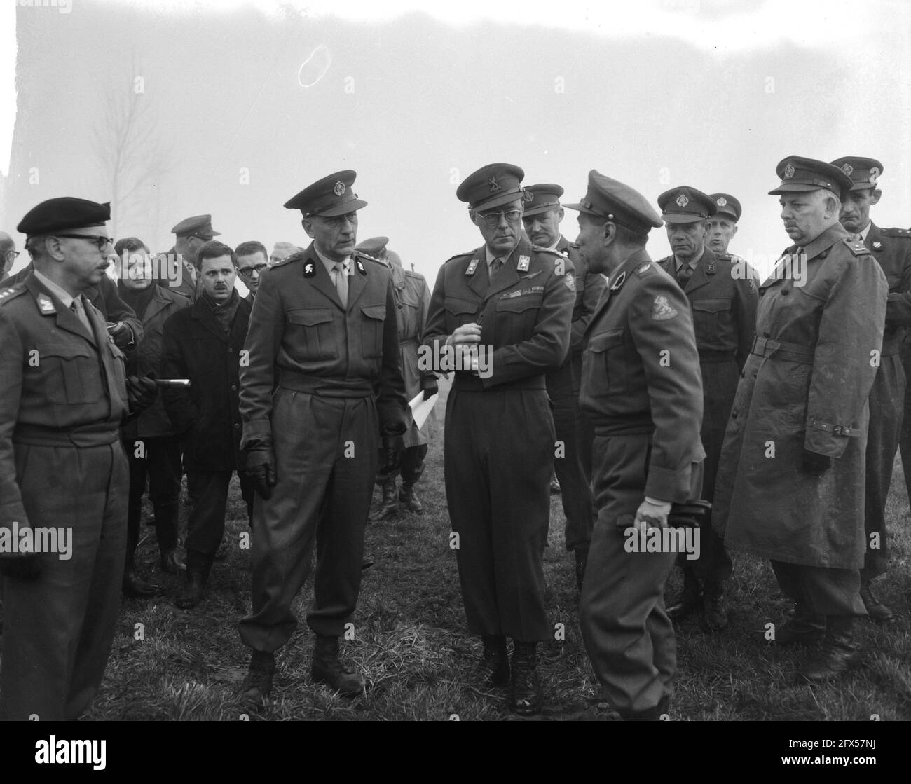 Prinz Bernhard bei der Demonstration der genialen Ausrüstung von K. L. in Hedel. Prinz Bernhard blickt auf den Bau eines Floßes aus Pontonplatten-Brückenmaterial, 27. November 1963, Demonstrationen, Niederlande, Foto der Presseagentur des 20. Jahrhunderts, News to remember, Dokumentarfilm, historische Fotografie 1945-1990, visuelle Geschichten, Menschliche Geschichte des zwanzigsten Jahrhunderts, Momente in der Zeit festzuhalten Stockfoto