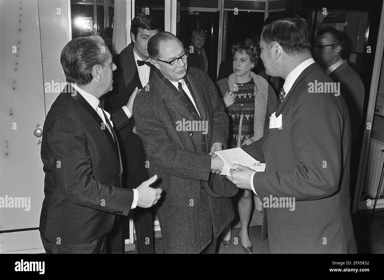 Filmpremiere im Du Midi, in Koelen Bloede (in Cold Bloede) nach dem Buch von Truman Capote. Ko van Dijk (links) mit Columbia Films Regisseur R.A.H. Recovery, 14. März 1968, Schauspieler, Kinos, Regisseure, Filme, Premieren, Niederlande, Foto der Presseagentur des 20. Jahrhunderts, News to Remember, Dokumentarfilm, historische Fotografie 1945-1990, visuelle Geschichten, Menschliche Geschichte des zwanzigsten Jahrhunderts, Momente in der Zeit festzuhalten Stockfoto