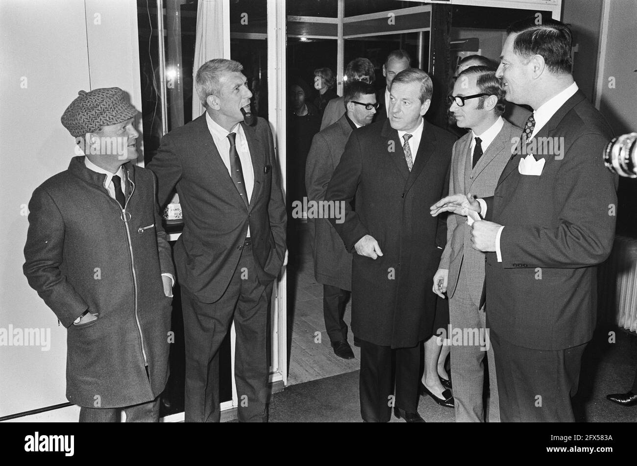 Filmpremiere im Du Midi, in Koelen Bloede (in Cold Bloede) nach dem Buch von Truman Capote (links), Regisseur Richard Brooks (rechts), 14. März 1968, Autoren, Kinos, Filme, Premieren, Regisseure, Schriftsteller, Niederlande, 20. Jahrhundert Presseagentur Foto, Nachrichten zu erinnern, Dokumentarfilm, historische Fotografie 1945-1990, visuelle Geschichten, Menschliche Geschichte des zwanzigsten Jahrhunderts, Momente in der Zeit festzuhalten Stockfoto