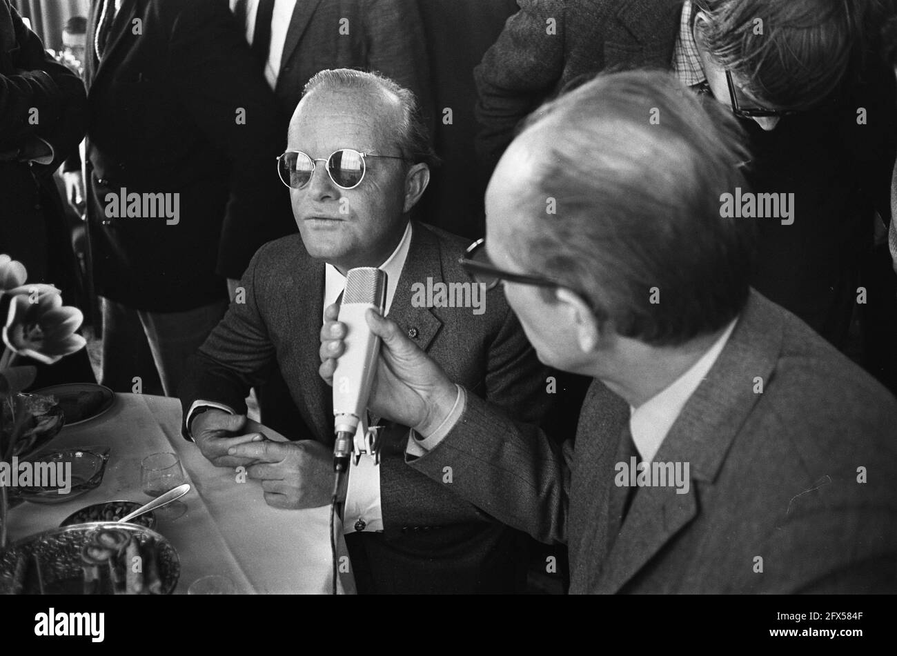 Filmpremiere im Du Midi, in Chilling Blood (in Cold Blood) nach dem Buch von Truman Capote. Truman Capote während der Pressekonferenz, 14. März 1968, Autoren, Kinos, Filme, Mikrofone, Presse, Premieren, Schriftsteller, Niederlande, Presseagentur des 20. Jahrhunderts, Foto, Nachrichten zum erinnern, Dokumentarfilm, historische Fotografie 1945-1990, visuelle Geschichten, Menschliche Geschichte des zwanzigsten Jahrhunderts, Momente in der Zeit festzuhalten Stockfoto
