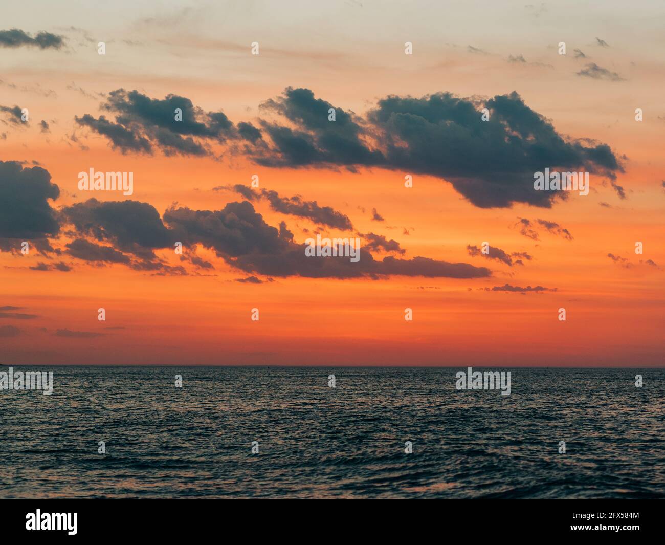 Sonnenuntergang über dem Atlantik im Montauk Point State Park, The Hamptons, New York Stockfoto