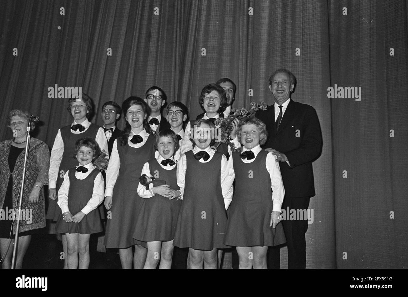 Finale des Liedes Do Re Mi aus dem Film Sound of Music, Wettbewerb für Familien im Kino Du Midi in Amsterdam, die Familie Kortekaas aus Noordwijk, Gewinner, 15. Februar 1966, Kinos, Familien, Filme, Gruppenportraits, Musik, Wettbewerbe, Gesangsgruppen, Niederlande, Foto der Presseagentur des 20. Jahrhunderts, Nachrichten zum erinnern, Dokumentarfilm, historische Fotografie 1945-1990, visuelle Geschichten, Menschliche Geschichte des zwanzigsten Jahrhunderts, Momente in der Zeit festzuhalten Stockfoto