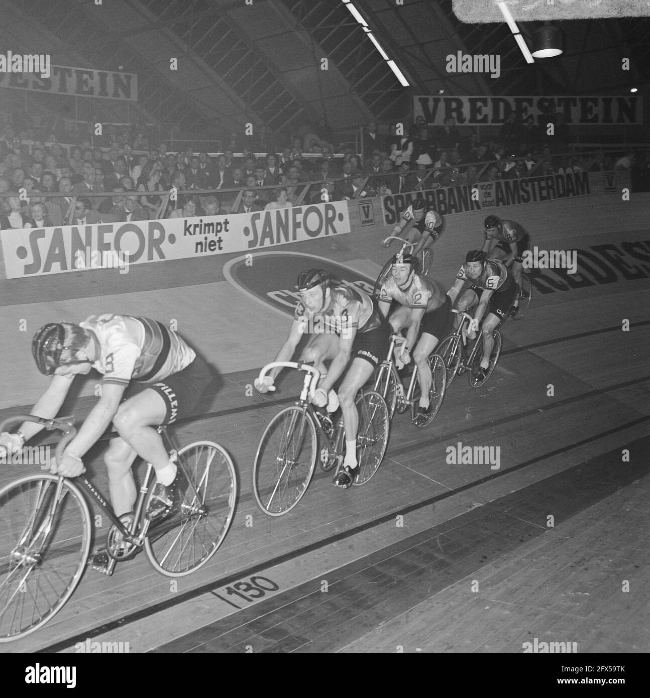 Beenden Sie das sechstägige Radrennen RAI Amsterdam. Siegerpaar Post (links) und Deloof während der Ehrenrunde mit Kranz, 17. Dezember 1969, WIELRENNEN, Niederlande, 20. Jahrhundert Presseagentur Foto, Nachrichten zu erinnern, Dokumentarfilm, historische Fotografie 1945-1990, visuelle Geschichten, Menschliche Geschichte des zwanzigsten Jahrhunderts, Momente in der Zeit festzuhalten Stockfoto