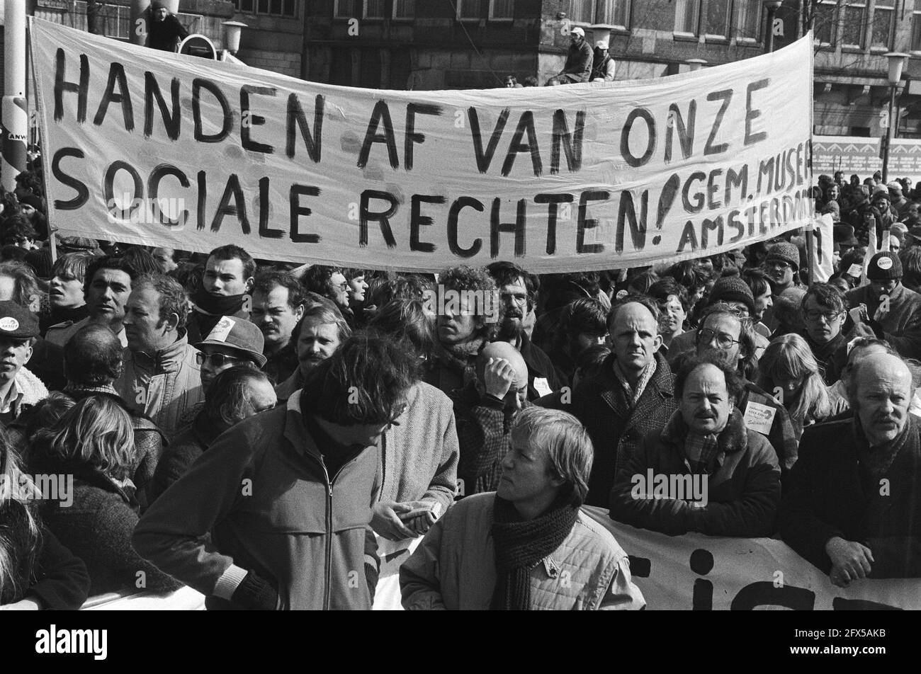FNV-Demonstration auf dem Dam-Platz, Amsterdam; Demonstranten unterwegs, 20. März 1980, Demonstrationen, Niederlande, Foto der Presseagentur des 20. Jahrhunderts, zu erinnerende Nachrichten, Dokumentarfilm, historische Fotografie 1945-1990, visuelle Geschichten, Menschliche Geschichte des zwanzigsten Jahrhunderts, Momente in der Zeit festzuhalten Stockfoto
