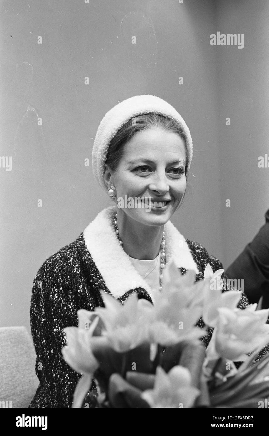 Französischer Filmstar Capucine. Ankunft am Flughafen Schiphol, 25. April 1962, Ankunft, Schauspielerinnen, Filmstars, Porträts, Niederlande, Presseagentur des 20. Jahrhunderts, Foto, Nachrichten zu erinnern, Dokumentarfilm, historische Fotografie 1945-1990, visuelle Geschichten, Menschliche Geschichte des zwanzigsten Jahrhunderts, Momente in der Zeit festzuhalten Stockfoto