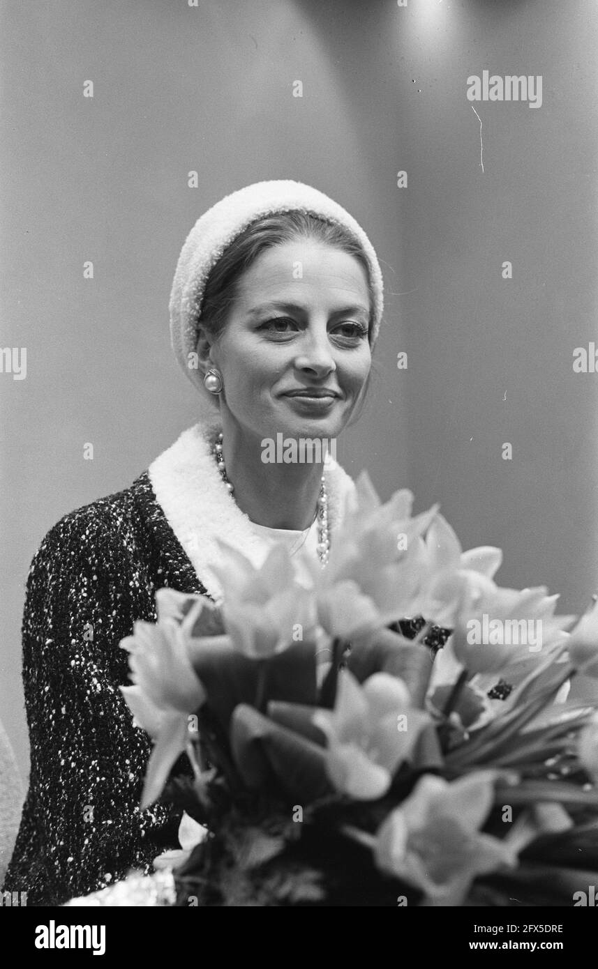 Französischer Filmstar Capucine. Ankunft am Flughafen Schiphol, 25. April 1962, Ankunft, Schauspielerinnen, Filmstars, Porträts, Flughäfen, Niederlande, Presseagentur des 20. Jahrhunderts, Foto, Nachrichten zu erinnern, Dokumentarfilm, historische Fotografie 1945-1990, visuelle Geschichten, Menschliche Geschichte des zwanzigsten Jahrhunderts, Momente in der Zeit festzuhalten Stockfoto