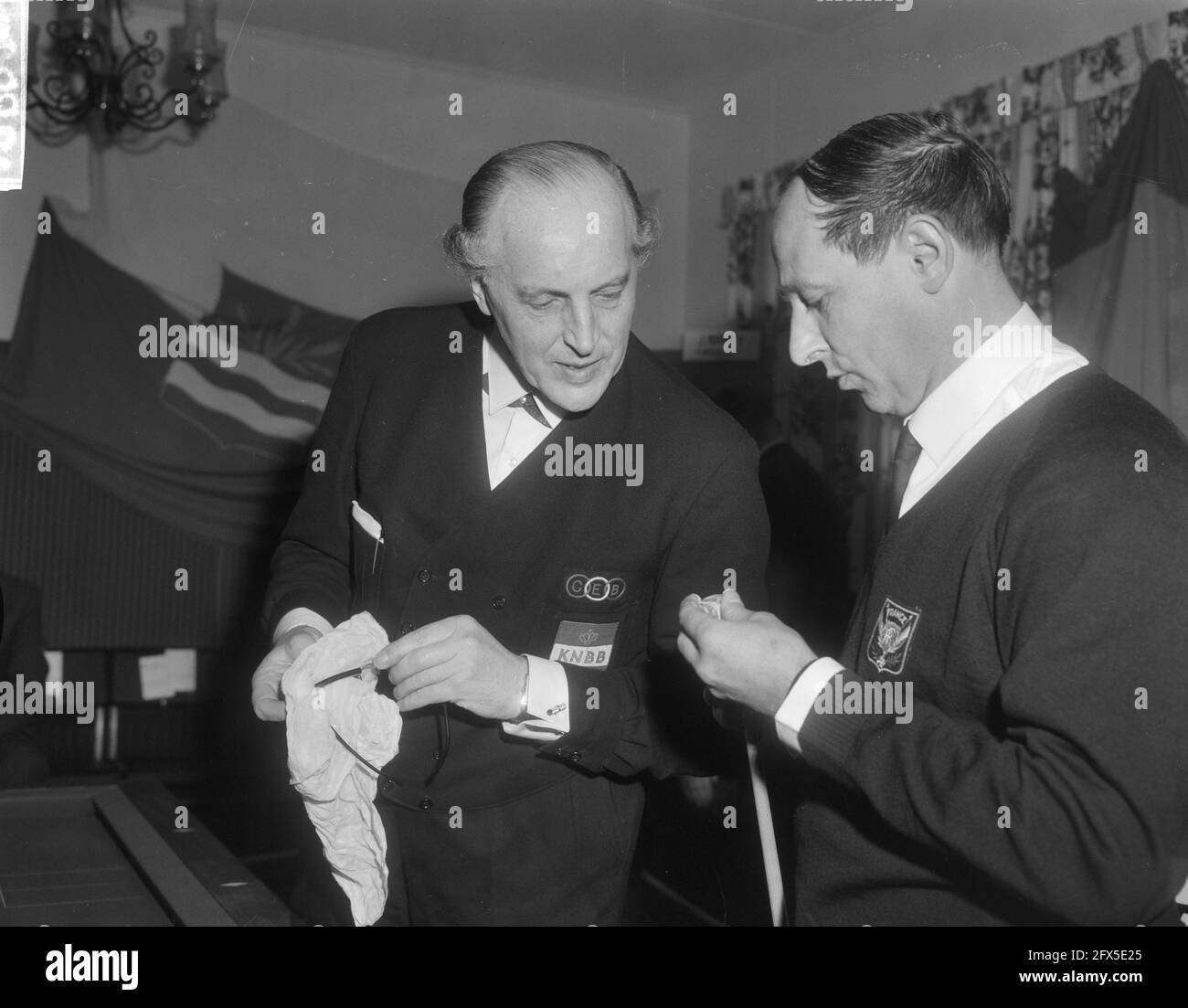 Franzose Jean Marty Europameister verankert 47/1 in Zwanenburg, rechts Jean Marty, 16. Januar 1966, Billard, champions, Niederlande, Foto der Presseagentur des 20. Jahrhunderts, zu erinnerende Nachrichten, Dokumentarfilm, historische Fotografie 1945-1990, visuelle Geschichten, Menschliche Geschichte des zwanzigsten Jahrhunderts, Momente in der Zeit festzuhalten Stockfoto