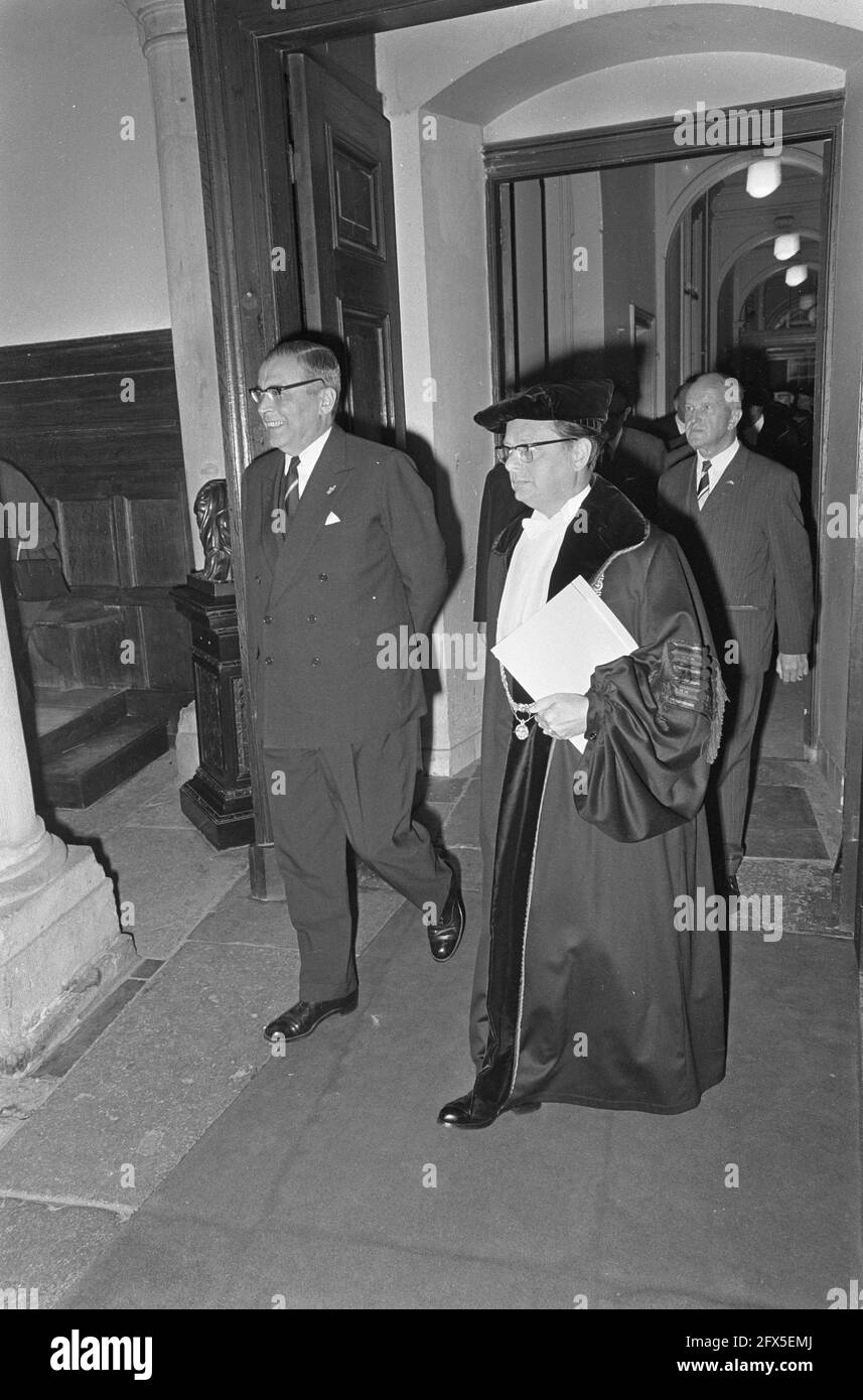 Ankunft des Bürgermeisters Gijsbert van Hall und des Rektors Magnificus Prof. Johannes van der Hoeven, 19. September 1966, Niederlande, Presseagentur des 20. Jahrhunderts, Foto, Nachrichten zum erinnern, Dokumentarfilm, historische Fotografie 1945-1990, visuelle Geschichten, Menschliche Geschichte des zwanzigsten Jahrhunderts, Momente in der Zeit festzuhalten Stockfoto