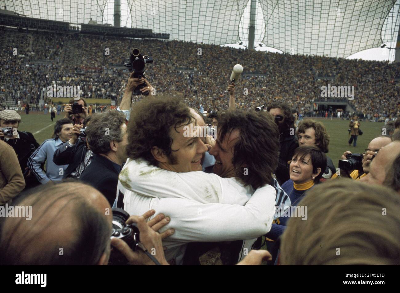 WM 1974 in München; Fans umarmen deutsche Spieler, 1974, Sport, Fußball, Weltmeisterschaften, Niederlande, Presseagentur des 20. Jahrhunderts, Foto, Nachrichten zum erinnern, Dokumentarfilm, historische Fotografie 1945-1990, visuelle Geschichten, Menschliche Geschichte des zwanzigsten Jahrhunderts, Momente in der Zeit festzuhalten Stockfoto