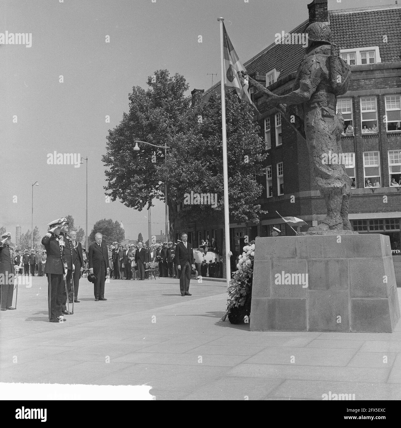 Prinz Bernhard enthüllte das Marinesdenkmal auf dem Oostplein in Rotterdam, 5. Juli 1963, Enthüllungen, Kriegsdenkmäler, Niederlande, Presseagentur des 20. Jahrhunderts, Foto, Nachrichten zum erinnern, Dokumentarfilm, historische Fotografie 1945-1990, visuelle Geschichten, Menschliche Geschichte des zwanzigsten Jahrhunderts, Momente in der Zeit festzuhalten Stockfoto