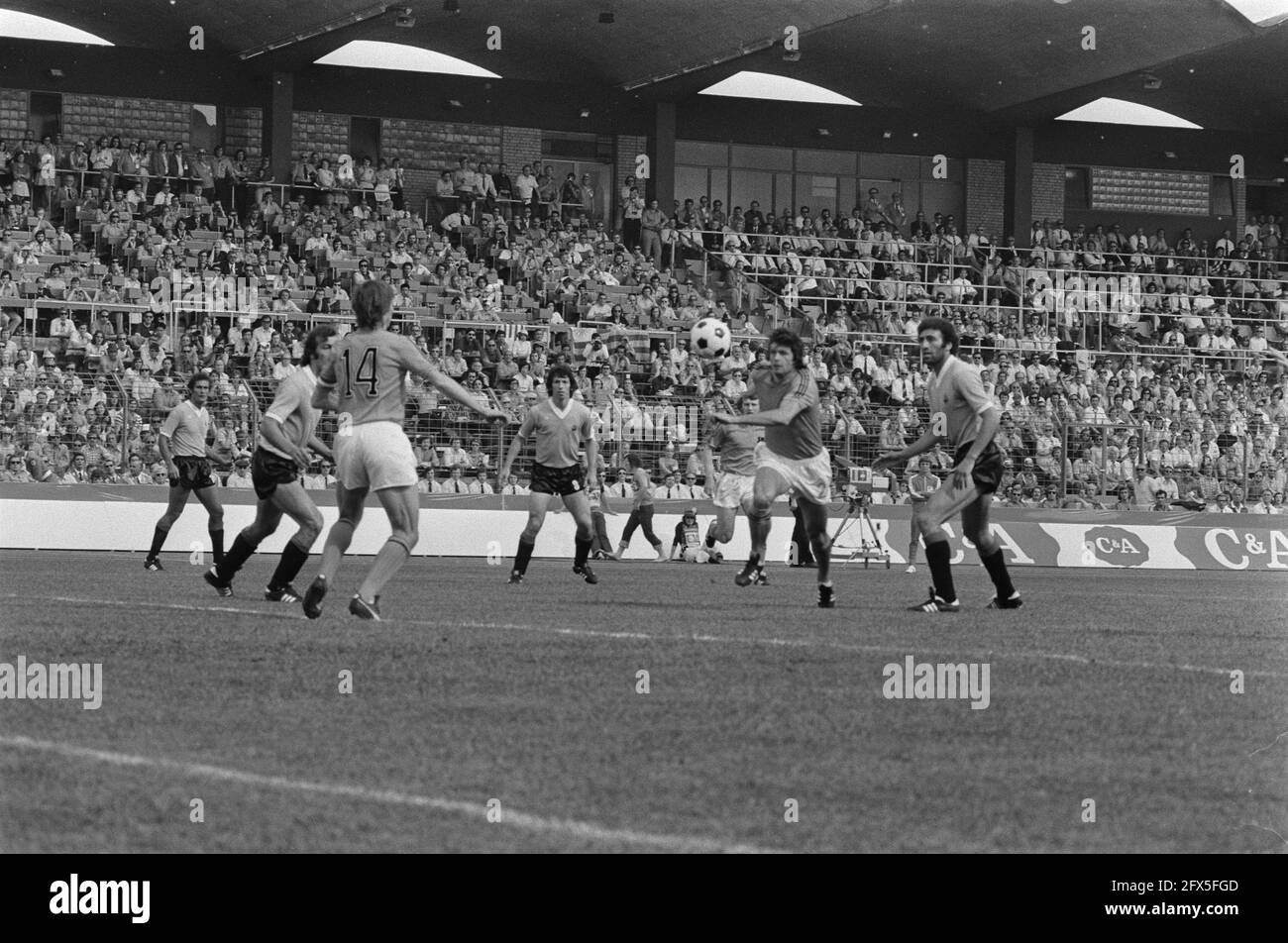 Weltmeisterschaft 1974; Niederlande / Uruguay 2-0; Spielmomente, 15. Juni 1974, Sport, Fußball, Weltmeisterschaft, Niederlande, Foto der Presseagentur des 20. Jahrhunderts, zu erinnerende Nachrichten, Dokumentation, historische Fotografie 1945-1990, visuelle Geschichten, Menschliche Geschichte des zwanzigsten Jahrhunderts, Momente in der Zeit festzuhalten Stockfoto