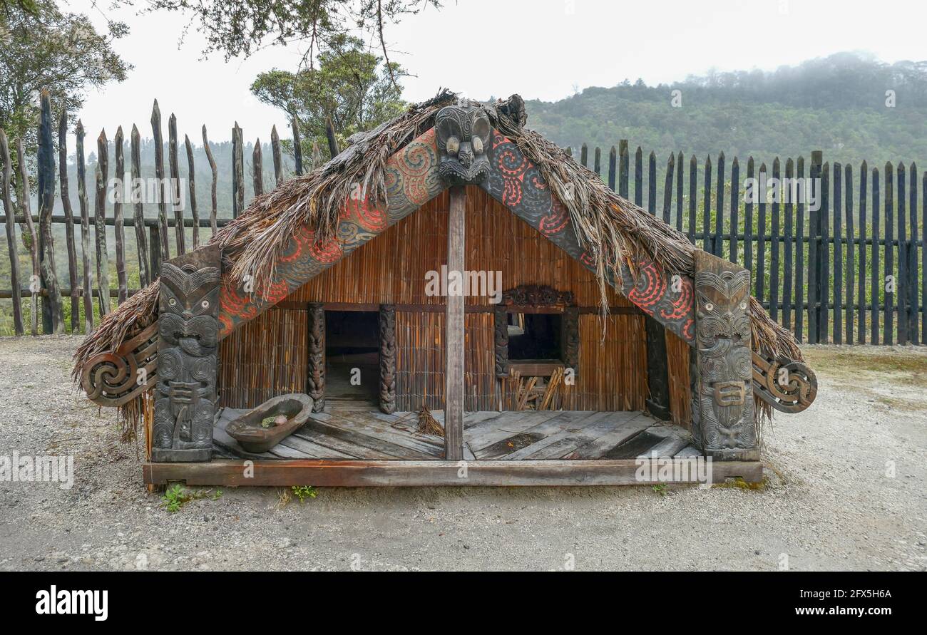 Traditionelles Maori-Schlafhaus, gesehen in Neuseeland Stockfoto