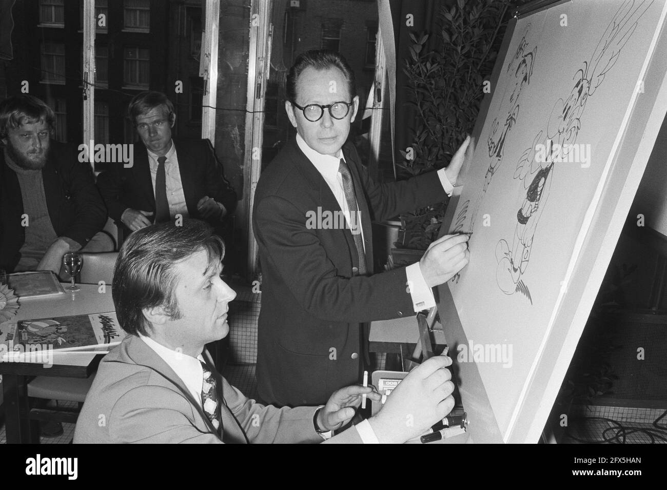 Squatting Albert Uderzo (Karikaturist Asterix) und Standing Morris (Karikaturist Lucky Luke), 27. Mai 1971, Comics, Cartoonisten, Zeichnungen, Niederlande, Foto der Presseagentur des 20. Jahrhunderts, Nachrichten zur Erinnerung, Dokumentarfilm, historische Fotografie 1945-1990, visuelle Geschichten, Menschliche Geschichte des zwanzigsten Jahrhunderts, Momente in der Zeit festzuhalten Stockfoto