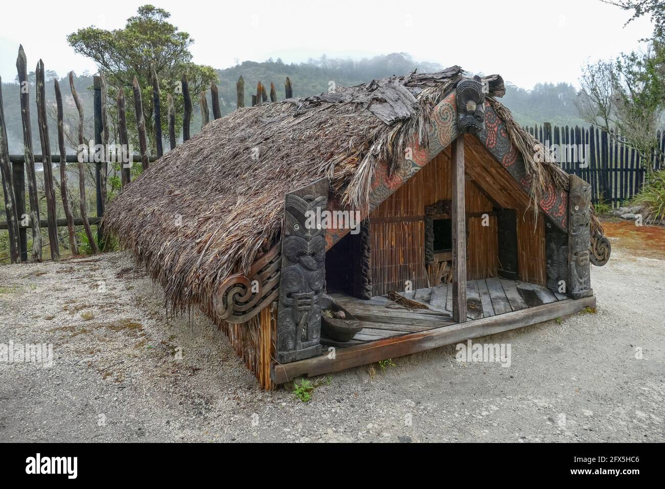 Traditionelles Maori-Haus in Neuseeland gesehen Stockfoto