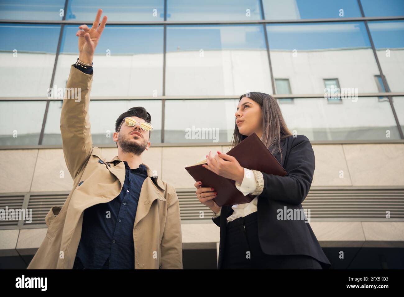 Zwei Geschäftsleute sprechen über den Plan für den Unternehmen Stockfoto