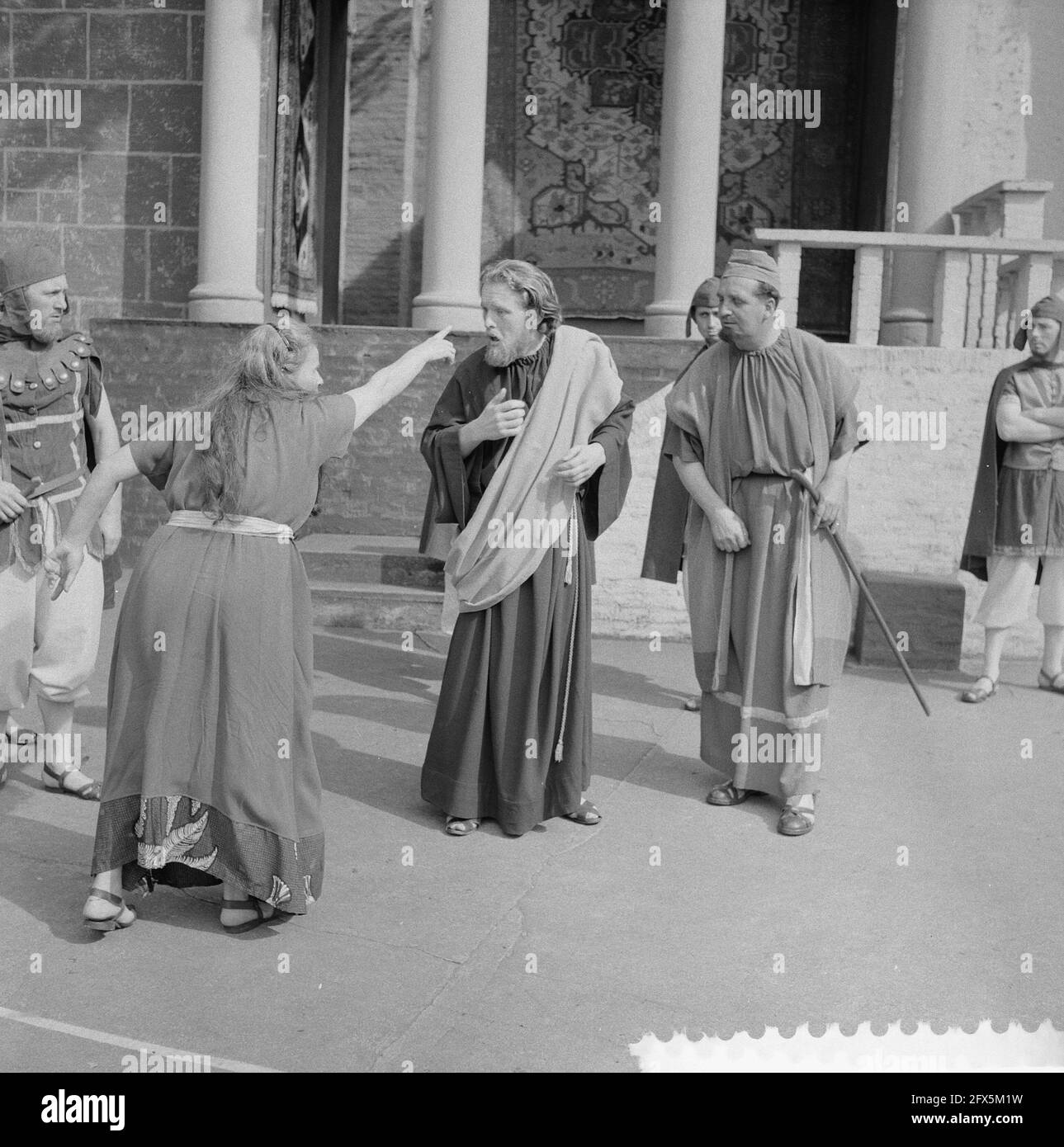 Generalprobe der Passionsspiele in Tegelen, Simon Peter (in der Mitte) bestreitet, Jesus zu kennen, 16. Mai 1960, Passionsspiele, Niederlande, 20. Jahrhundert Presseagentur Foto, Nachrichten zu erinnern, Dokumentarfilm, historische Fotografie 1945-1990, visuelle Geschichten, Menschliche Geschichte des zwanzigsten Jahrhunderts, Momente in der Zeit festzuhalten Stockfoto