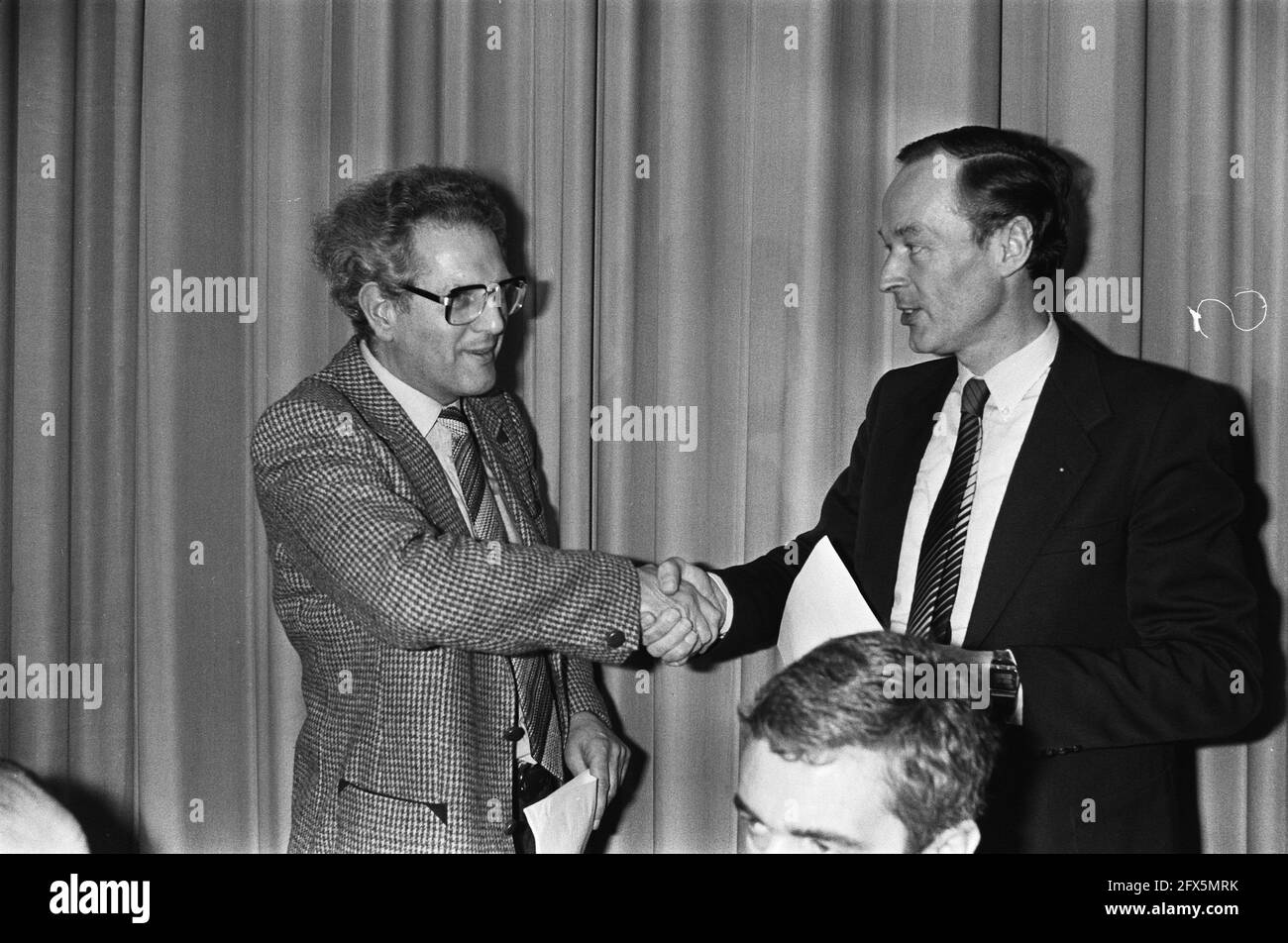 Gerard van Leijenhorst (l) schüttelt die Hände mit dem Vorsitzenden van Leeuwen, 8. Dezember 1979, Konferenzen, politische Parteien, Vorsitzende, Niederlande, Foto der Presseagentur des 20. Jahrhunderts, zu erinnerende Nachrichten, Dokumentarfilm, historische Fotografie 1945-1990, visuelle Geschichten, Menschliche Geschichte des zwanzigsten Jahrhunderts, Momente in der Zeit festzuhalten Stockfoto