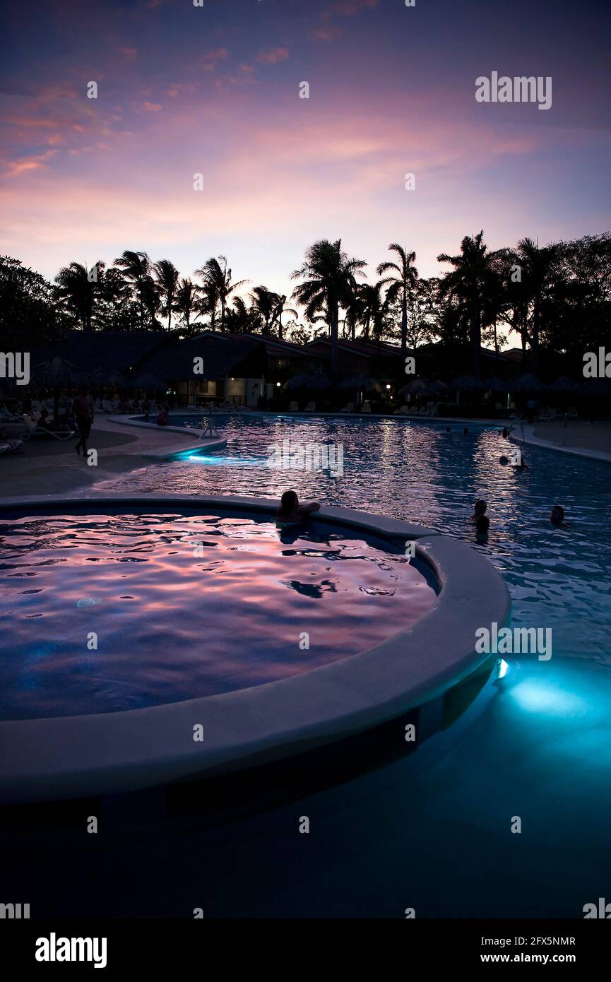 Blick auf den Sonnenuntergang vom Resortpool in Tamarindo, Costa Rica, Mittelamerika Stockfoto