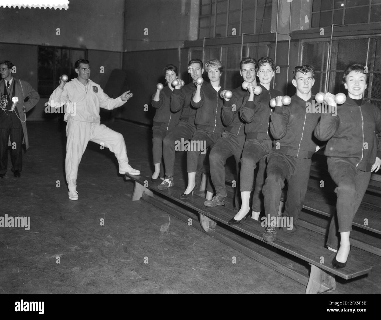 Krafttraining Ajax (Trainer Bill Watson links ), 30. Oktober 1959, Trainer, Niederlande, 20. Jahrhundert Presseagentur Foto, Nachrichten zu erinnern, Dokumentarfilm, historische Fotografie 1945-1990, visuelle Geschichten, Menschliche Geschichte des zwanzigsten Jahrhunderts, Momente in der Zeit festzuhalten Stockfoto