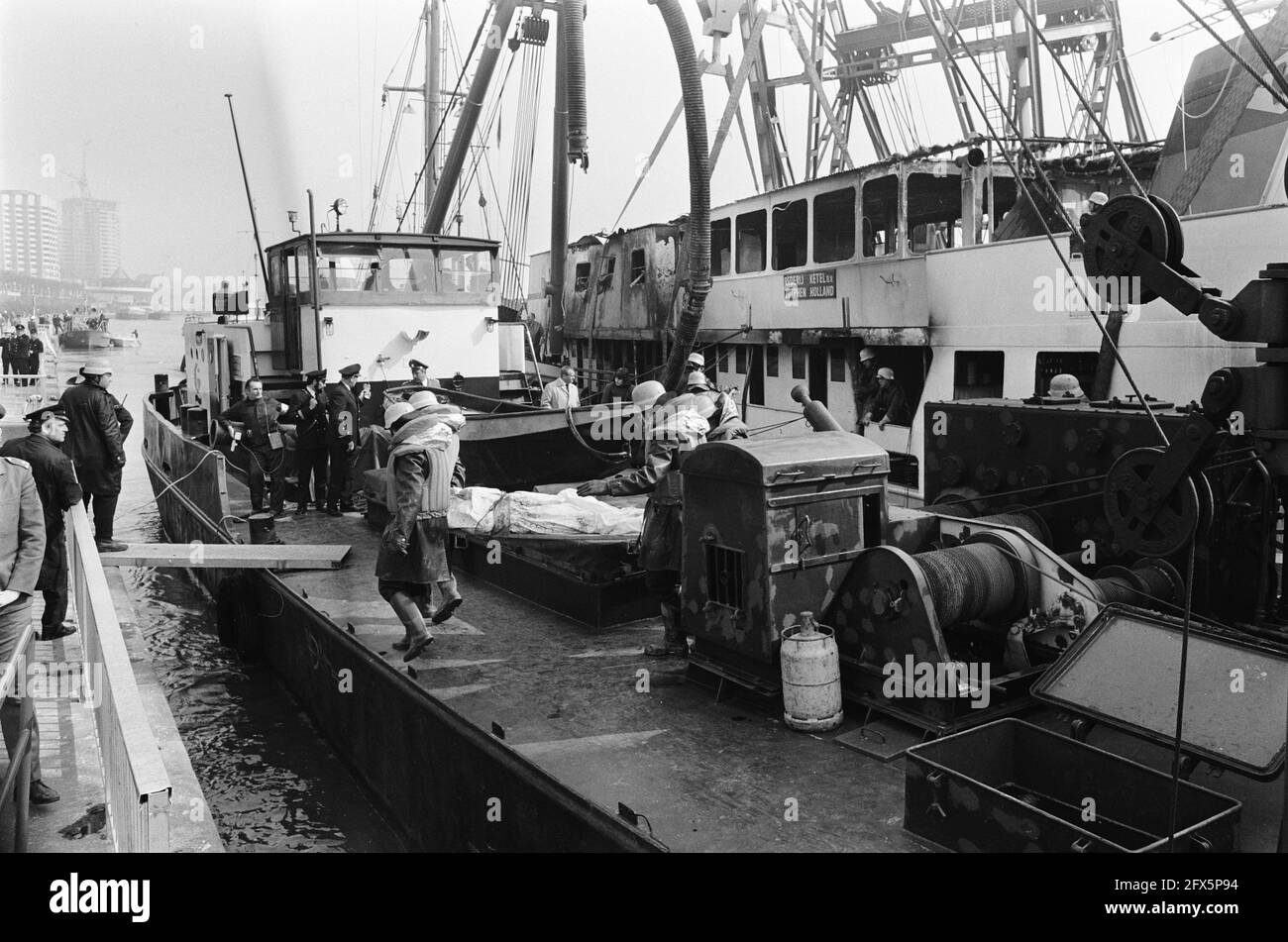 Versunkenes Schiff Prinses Irene in Köln, Leichen geborgen; eines der Opfer wird vom Schiff getragen, 21. April 1975, TOD, SCHIFFE, Niederlande, 20. Jahrhundert Presseagentur Foto, Nachrichten zu erinnern, Dokumentarfilm, historische Fotografie 1945-1990, visuelle Geschichten, Menschliche Geschichte des zwanzigsten Jahrhunderts, Momente in der Zeit festzuhalten Stockfoto