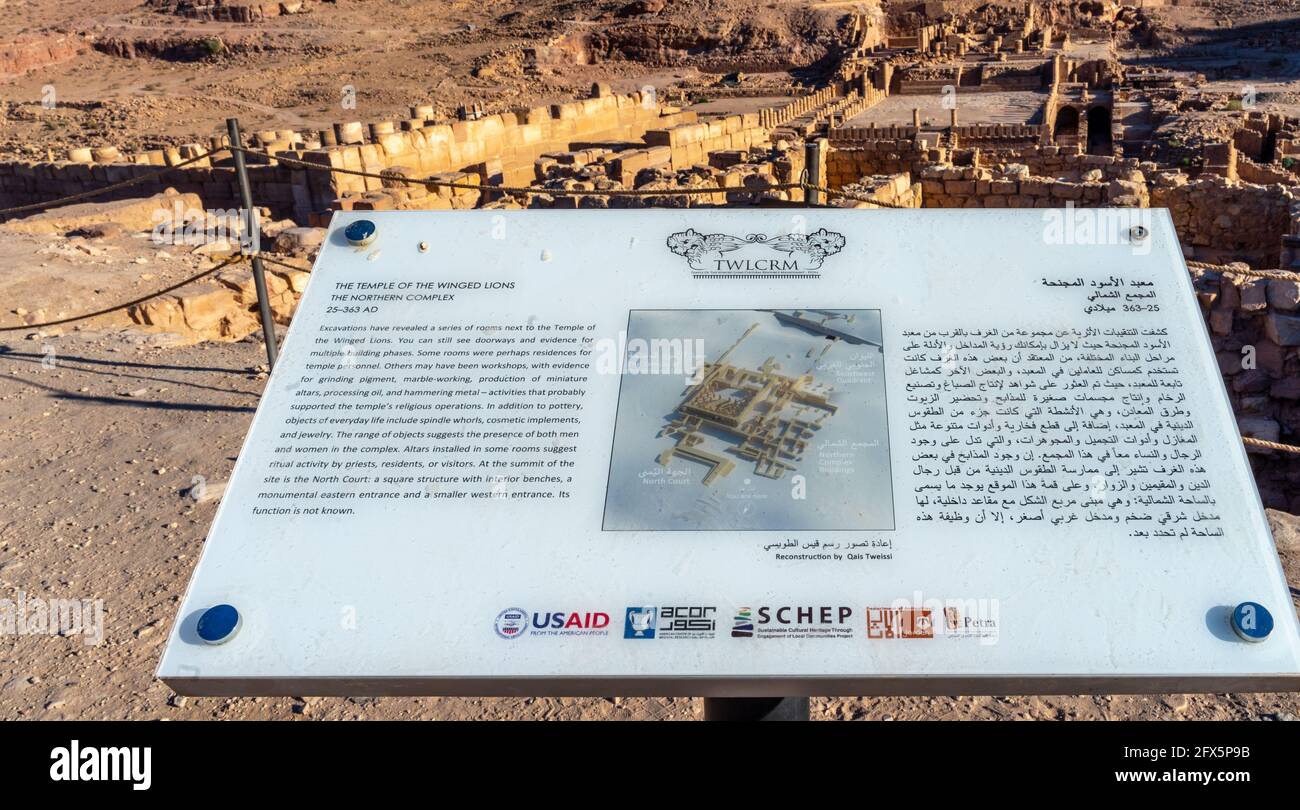 Die Beschreibungstafel und die Karte des Tempels der geflügelten Löwen, nördlicher Komplex, in der Nähe archäologischer historischer Stätte, mit Ruinen eines großen Tempels im Hintergrund Stockfoto