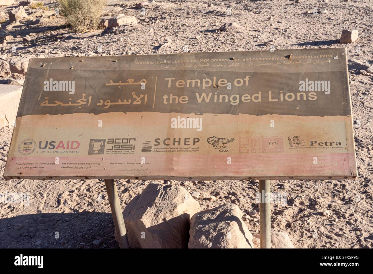 Freistehendes Schild und Tafel des Tempels der geflügelten Löwen in englischer und arabischer Sprache in der Nähe der archäologischen Stätte in Petra, Jordanien Stockfoto