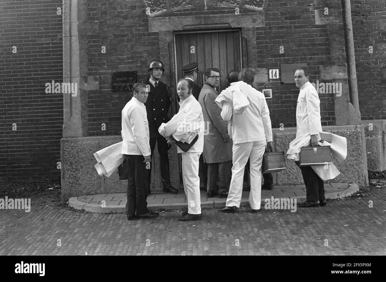 Geiselnahme im Gefängnis von Scheveningen; GGD-Trupp tritt ins Gefängnis ein, 27. Oktober 1974, Gefängnisse, Geiseln, Niederlande, Presseagentur des 20. Jahrhunderts, Foto, Nachrichten zum erinnern, Dokumentarfilm, historische Fotografie 1945-1990, visuelle Geschichten, Menschliche Geschichte des zwanzigsten Jahrhunderts, Momente in der Zeit festzuhalten Stockfoto