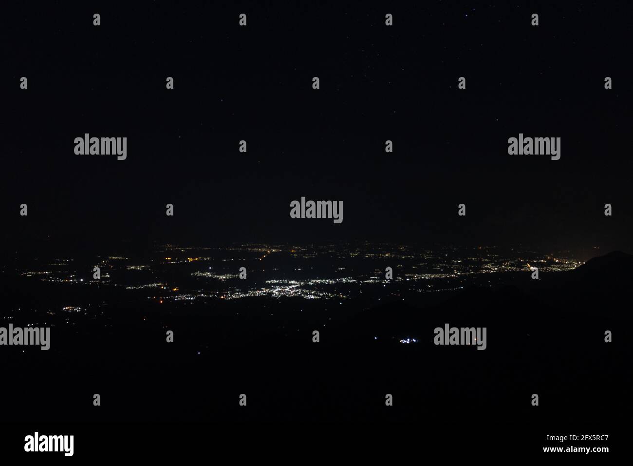 City Light Blick auf schwarzen Hintergrund zeigt seine Industrialisierung Stockfoto