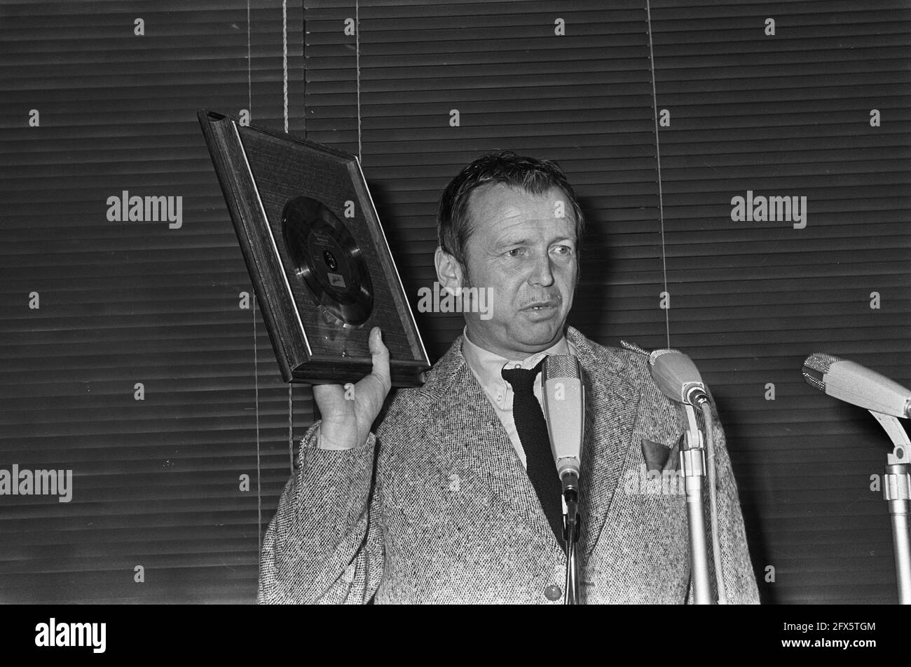 Goldrekord für Toon Hermans, 23. Februar 1968, Niederlande, Foto der Presseagentur des 20. Jahrhunderts, News to Remember, Dokumentarfilm, historische Fotografie 1945-1990, visuelle Geschichten, Menschliche Geschichte des zwanzigsten Jahrhunderts, Momente in der Zeit festzuhalten Stockfoto
