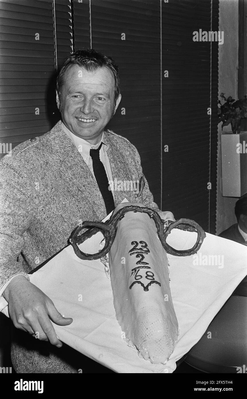 Goldrekord für Toon Hermans, 23. Februar 1968, Niederlande, Foto der Presseagentur des 20. Jahrhunderts, zu erinnerende Nachrichten, Dokumentarfilm, historische Fotografie 1945-1990, visuelle Geschichten, Menschliche Geschichte des zwanzigsten Jahrhunderts, Momente in der Zeit festzuhalten Stockfoto