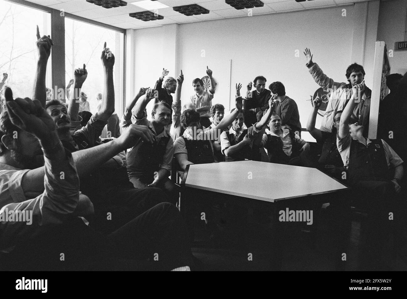 Grafikgewerkschaften messen die Bereitschaft, bei der Druckerei Henkes Senefelder in Purmerend am 1. März 1989 zu handeln, Druckunternehmen, Proteste, Gewerkschaften, Niederlande, Foto der Presseagentur des 20. Jahrhunderts, zu erinnerende Nachrichten, Dokumentarfilm, historische Fotografie 1945-1990, visuelle Geschichten, Menschliche Geschichte des zwanzigsten Jahrhunderts, Momente in der Zeit festzuhalten Stockfoto