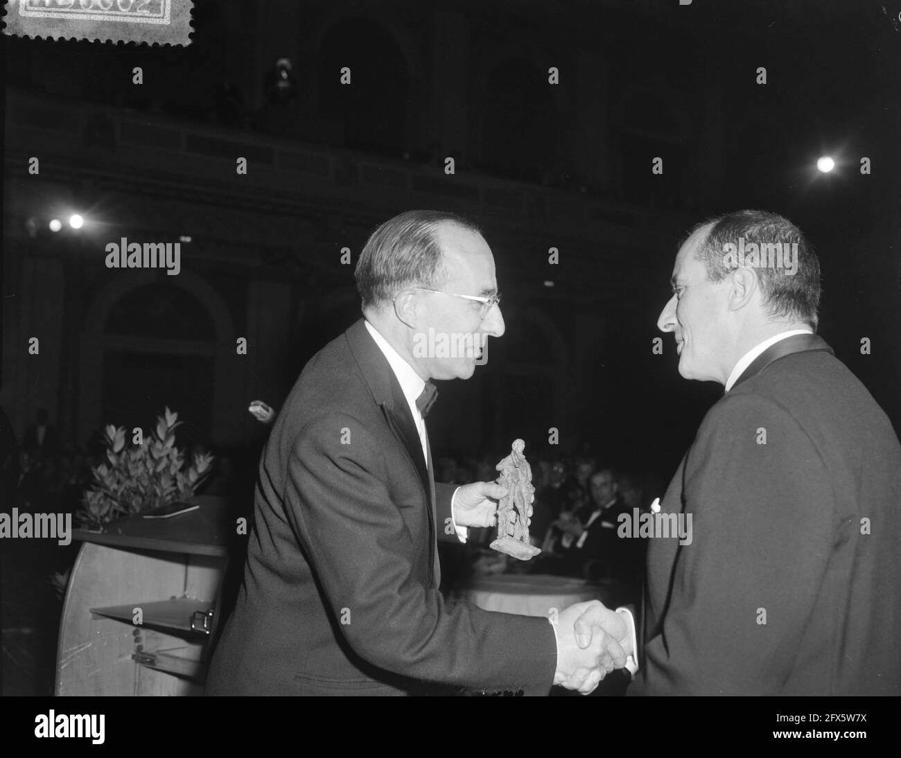 Grand Gala du Disque Classique . Minister CALs, 4. Oktober 1963, Niederlande, Foto der Presseagentur des 20. Jahrhunderts, zu erinnerende Nachrichten, Dokumentation, historische Fotografie 1945-1990, visuelle Geschichten, Menschliche Geschichte des zwanzigsten Jahrhunderts, Momente in der Zeit festzuhalten Stockfoto