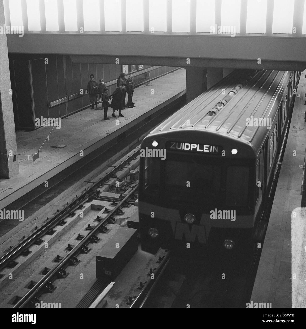 Kostenlos in der U-Bahn in Rotterdam. Menschenmengen an der Beursstation. Börsenstation, 3. Januar 1968, U-Bahn-Autos, Niederlande, 20. Jahrhundert Presseagentur Foto, Nachrichten zu erinnern, Dokumentarfilm, historische Fotografie 1945-1990, visuelle Geschichten, Menschliche Geschichte des zwanzigsten Jahrhunderts, Momente in der Zeit festzuhalten Stockfoto