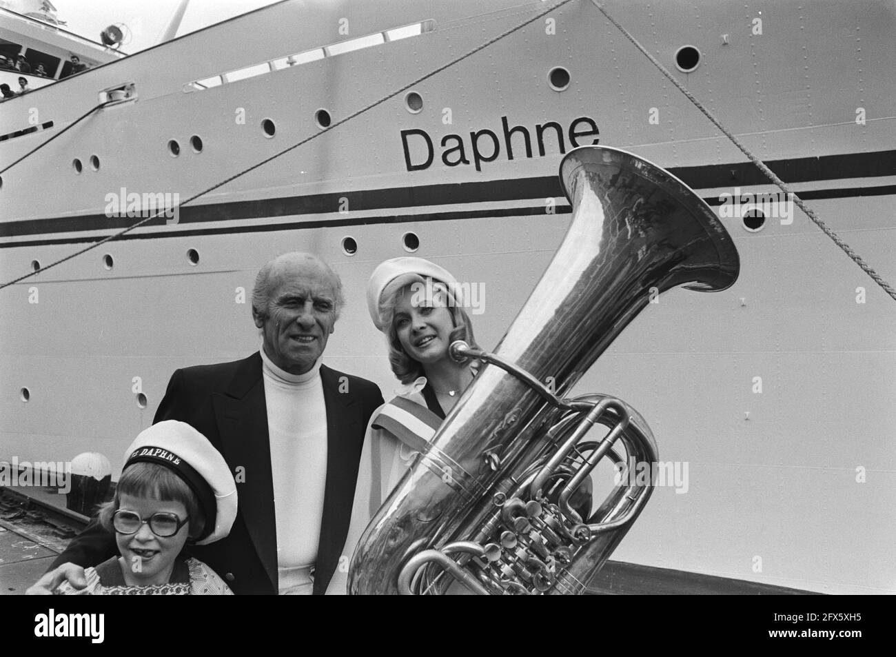 Griechisches Carras-Kreuzschiff Daphne in Amsterdam, Miss Holland ( Nanny Nielen ) mit Tuba und Reeder Carras vor dem Schiff. Der Vorname des Mädchens vorne links lautet auch Daphne, 28. Mai 1976, Mädchen, Massen, Musikinstrumente, Reeder, Schiffe, Niederlande, Foto der Presseagentur des 20. Jahrhunderts, Nachrichten zu erinnern, Dokumentarfilm, historische Fotografie 1945-1990, visuelle Geschichten, Menschliche Geschichte des zwanzigsten Jahrhunderts, Momente in der Zeit festzuhalten Stockfoto