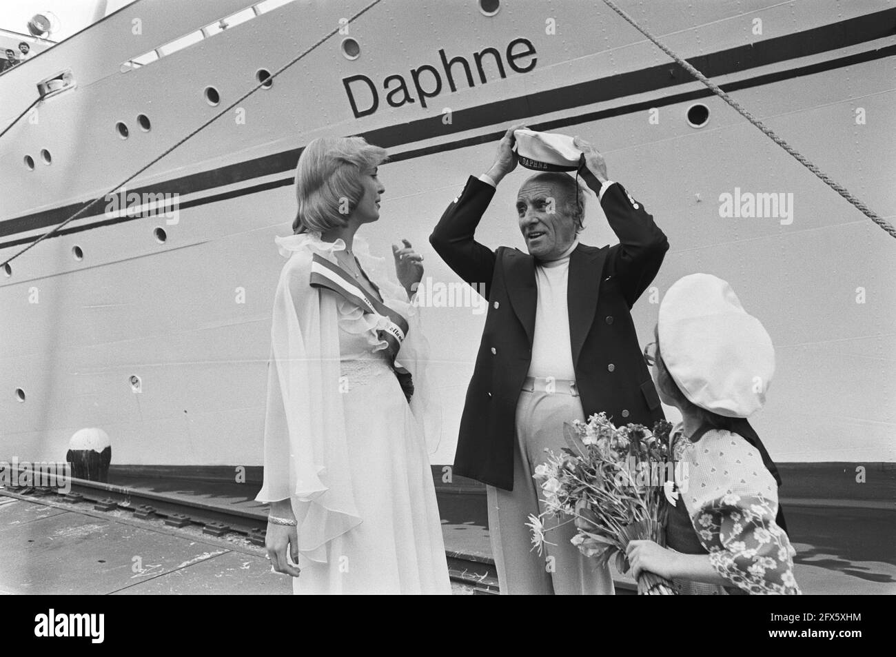 Griechisches Carras-Kreuzschiff Daphne in Amsterdam, Reederei Carras und Miss Holland Nanny Nielen. Das Mädchen mit Blumen heißt auch Daphne, 28. Mai 1976, Mädchen, vermisst, Ships, Niederlande, 20. Jahrhundert Presseagentur Foto, Nachrichten zu erinnern, Dokumentarfilm, historische Fotografie 1945-1990, visuelle Geschichten, Menschliche Geschichte des zwanzigsten Jahrhunderts, Momente in der Zeit festzuhalten Stockfoto