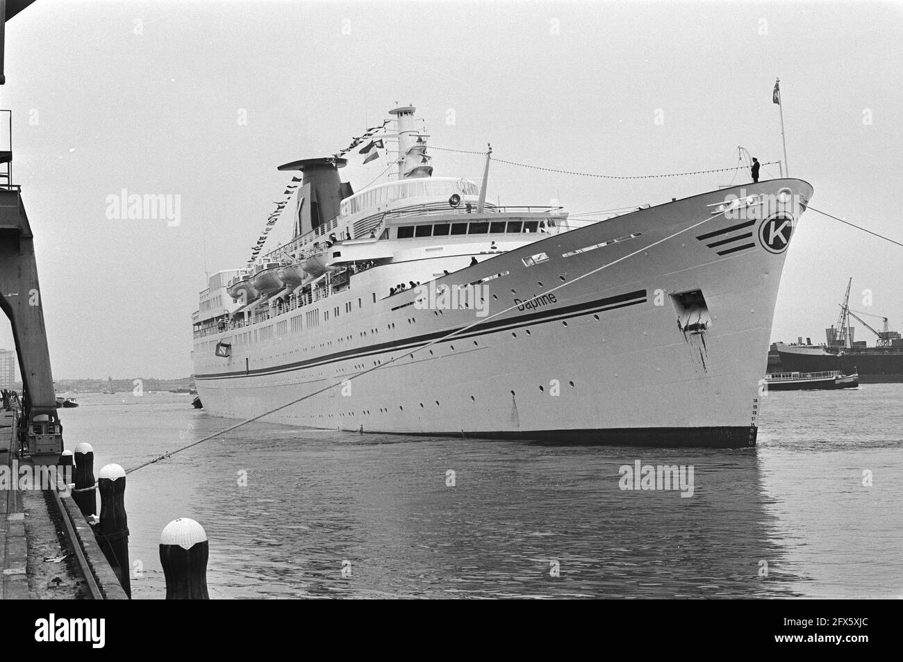 Griechisches Carras-Kreuzschiff Daphne in Amsterdam, die schi Daphne im Amsterdamer Hafen, 28. Mai 1976, Kreuzer, Niederlande, 20. Jahrhundert Presseagentur Foto, Nachrichten zu erinnern, Dokumentarfilm, historische Fotografie 1945-1990, visuelle Geschichten, Menschliche Geschichte des zwanzigsten Jahrhunderts, Momente in der Zeit festzuhalten Stockfoto