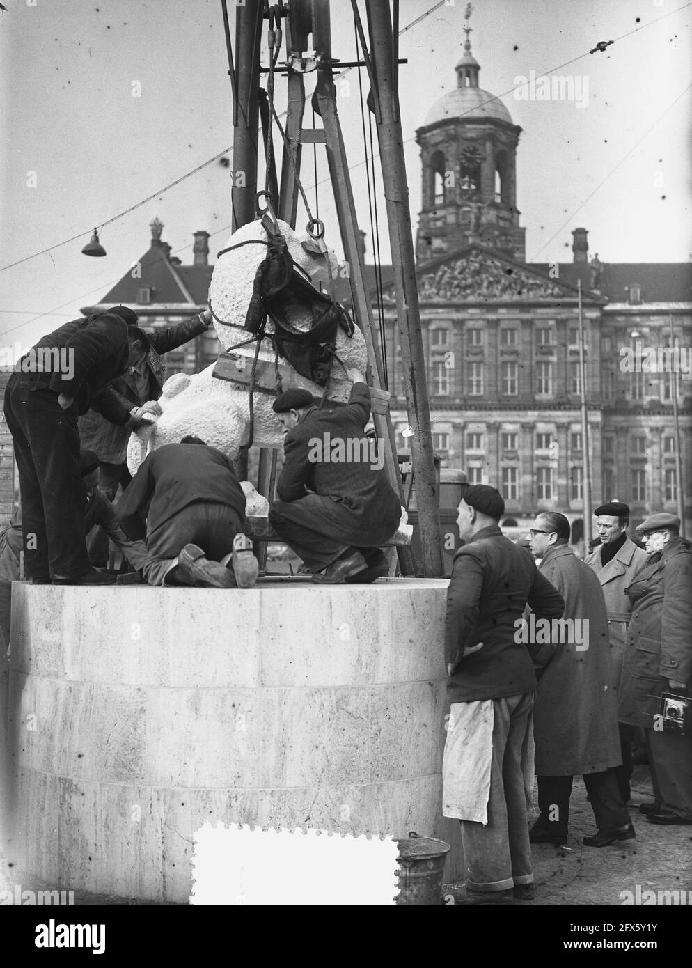 Platzierung eines Löwen auf dem Nationaldenkmal, 6. März 1956, Niederlande, Presseagentur des 20. Jahrhunderts, Foto, Nachrichten zur Erinnerung, Dokumentarfilm, historische Fotografie 1945-1990, visuelle Geschichten, Menschliche Geschichte des zwanzigsten Jahrhunderts, Momente in der Zeit festzuhalten Stockfoto