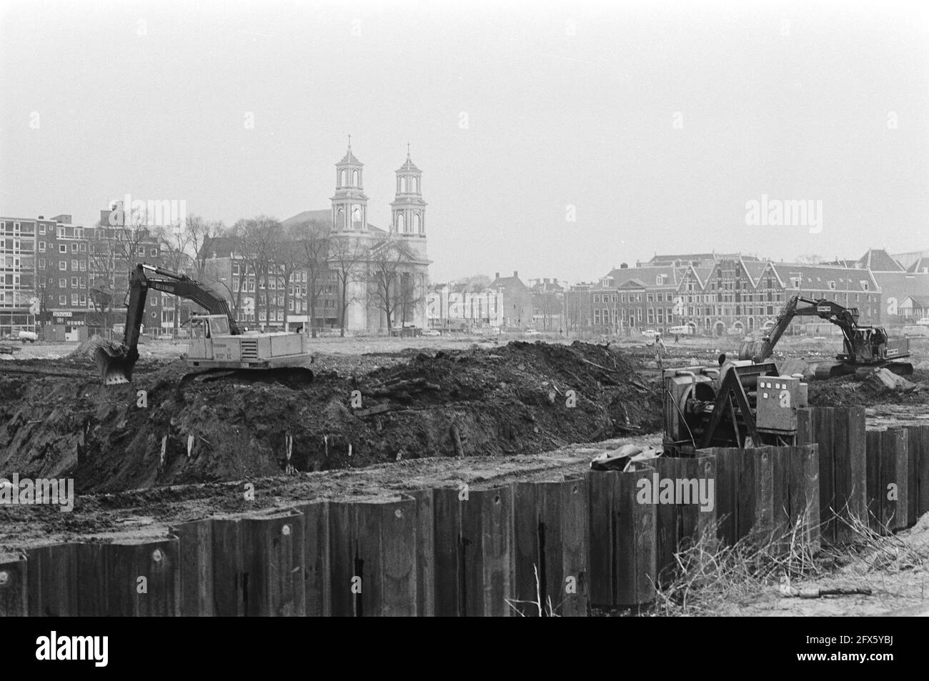 Das Gelände des Waterlooplein in Amsterdam wird für den Bau des Stadhuistheaters vorbereitet. Mutter Moses und Aaron Kirche, 9. Februar 1982, BAUSTELLE, Niederlande, Presseagentur des 20. Jahrhunderts, Foto, Nachrichten zum erinnern, Dokumentarfilm, historische Fotografie 1945-1990, visuelle Geschichten, Menschliche Geschichte des zwanzigsten Jahrhunderts, Momente in der Zeit festzuhalten Stockfoto