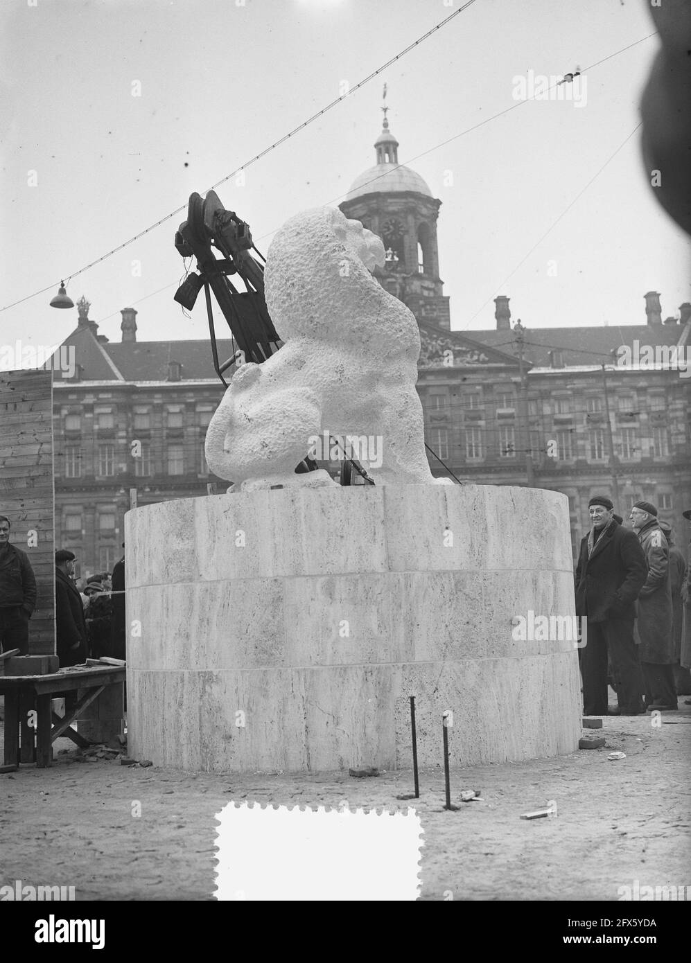 Platzierung eines Löwen auf dem Nationaldenkmal, 6. März 1956, Niederlande, Presseagentur des 20. Jahrhunderts, Foto, Nachrichten zur Erinnerung, Dokumentarfilm, historische Fotografie 1945-1990, visuelle Geschichten, Menschliche Geschichte des zwanzigsten Jahrhunderts, Momente in der Zeit festzuhalten Stockfoto